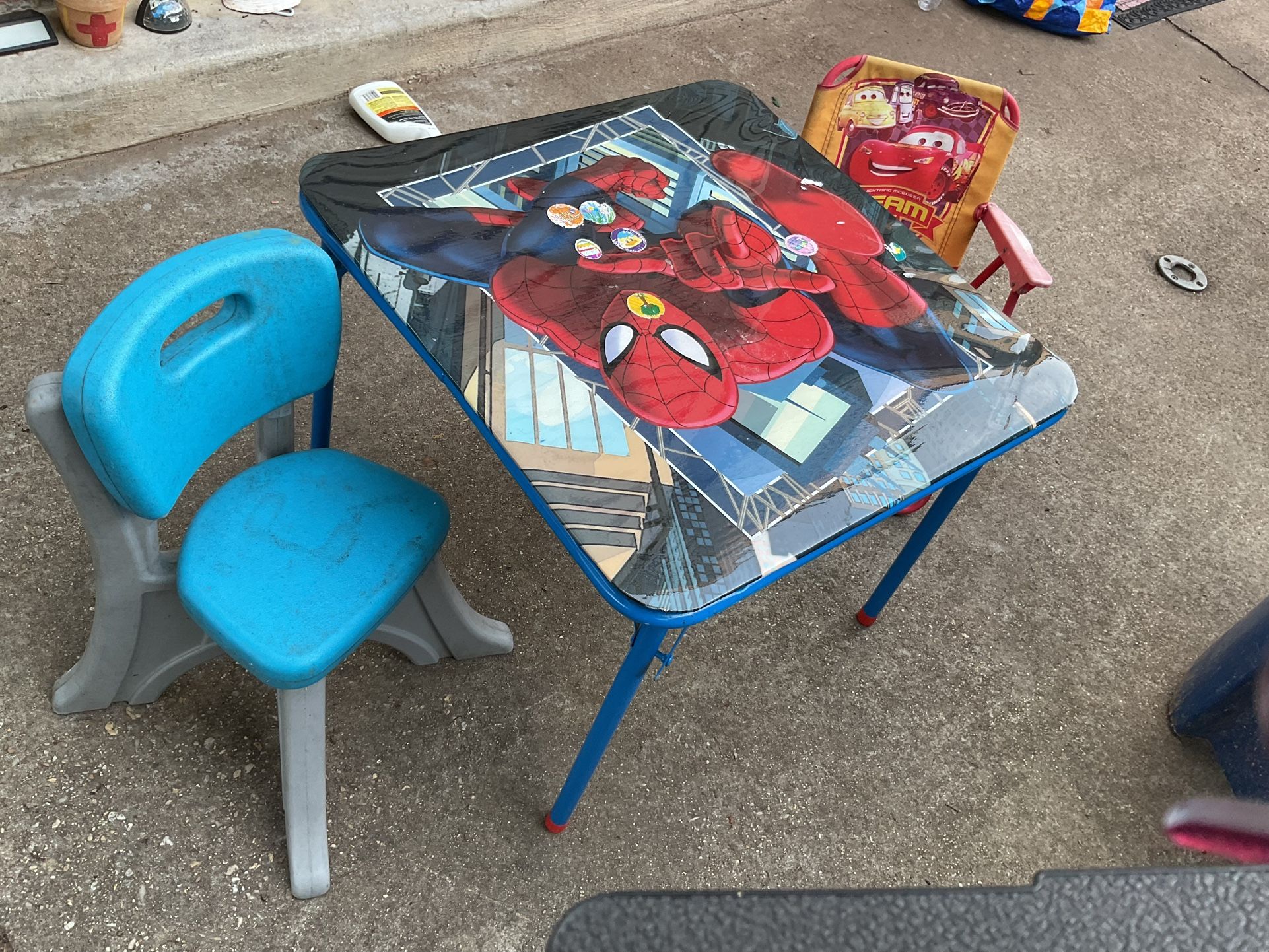A Nice Disney Characters Table With 2 Chairs (NO SHIPPING)