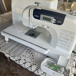 Great Computerized Brother Sewing Machine W/ Solid Case