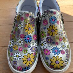 BRAND NEW Flower Shoes By Steve Madden Size 4 Silver/multicolor