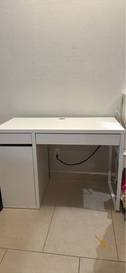WHITE IMEA MICKE DESK NEED GONE ASAP