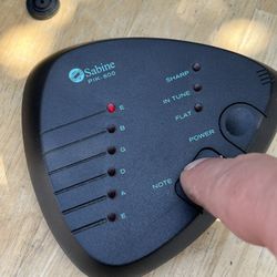 Sabine PIK-600 Guitar Tuner – Tested & Working  For sale: A Sabine PIK-600 guitar tuner, tested and fully functional. This compact tuner operates on a