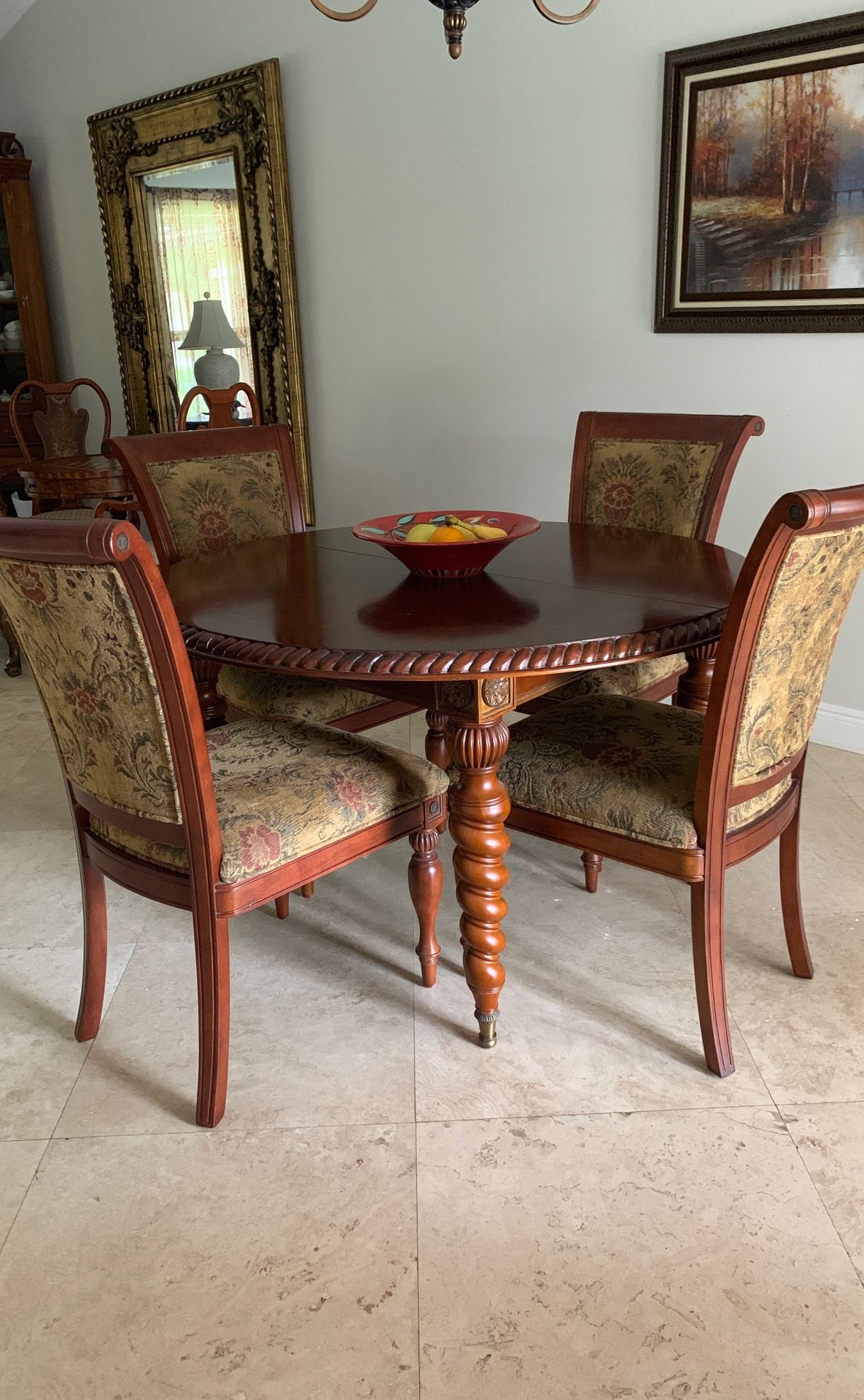 Bombay Company Round 4 seat dining table and chairs. Asking 350 OBO