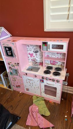 Free kitchen and doll house