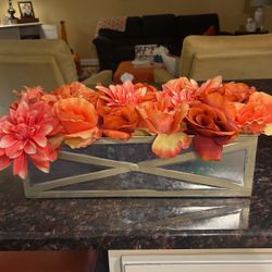 Decor Artificial flowers in very nice metal box