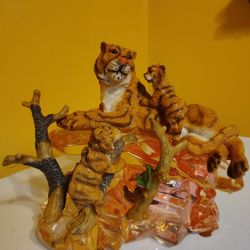 Tigress And Cubs Statue Figurine 
