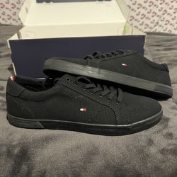 Tommy Hilfiger Shoes Size10