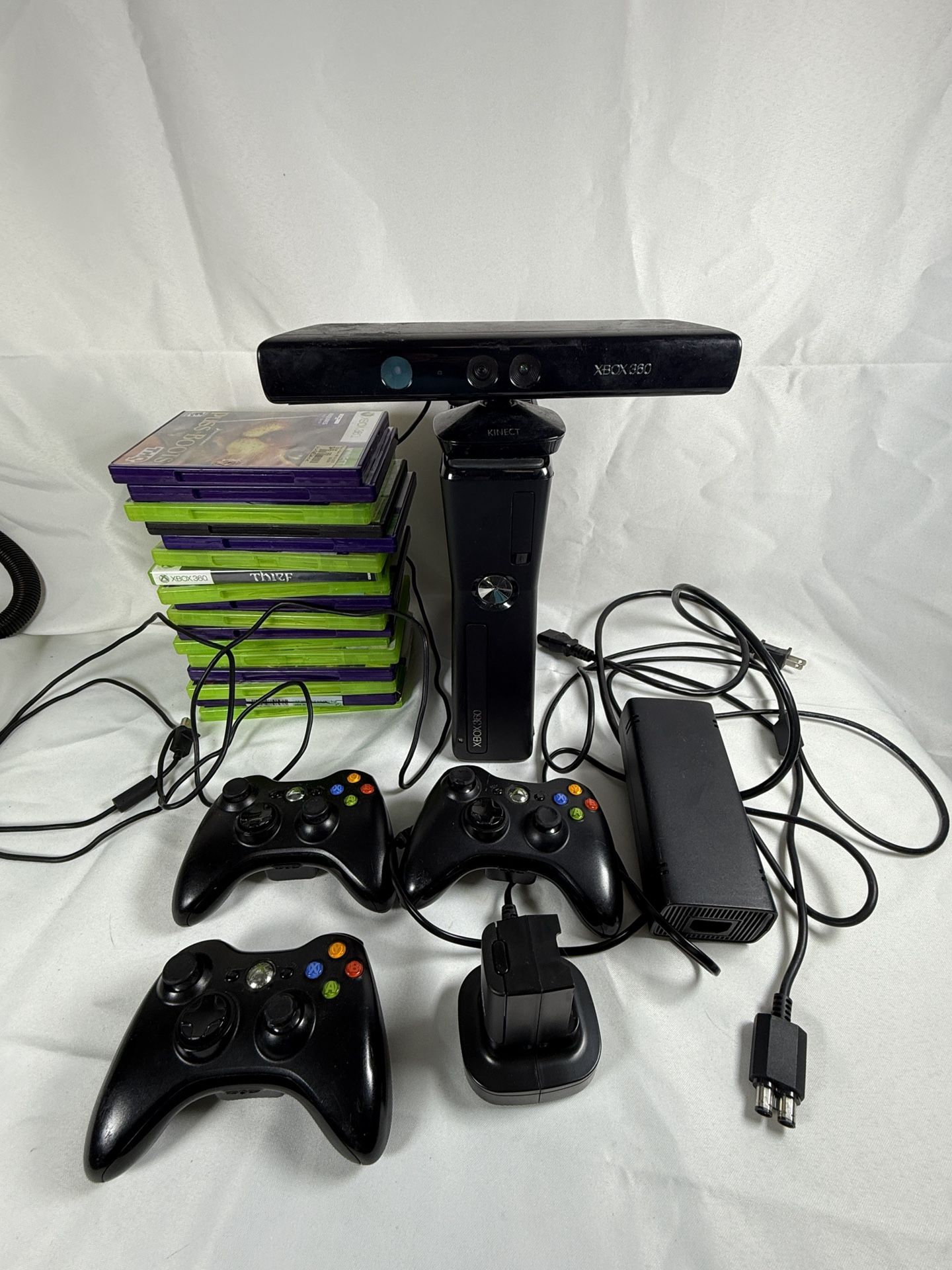 Xbox 360 S Power Pack (Console, Kinect, 3 Controllers, 4 batteries / 17 Games