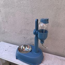 This blue portable pet food and water dish is the perfect solution for pet owners on the go! Designed for cats, dogs, guinea pigs, rabbits, and more, 