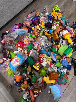 Over 200 vintage kids meal toys
