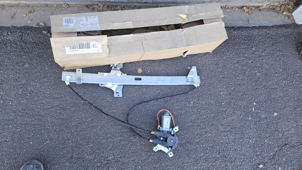 2011 Ford E 450 Window Regulator. ( Paasenger Side)