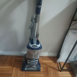Shark vacuum cleaner use like new must pick up in Washington DC