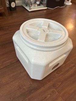 Gamma2 Vittles Vault Pet Food Storage, White, 30-lb
