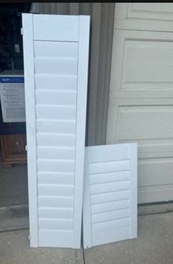 Vendo Estás Shutters Wite Por $230 Las Quite de Mis Ventanas Alguien Que Tenga Estás Medidas Y Les I Terese