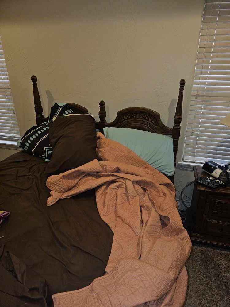 Older Queen Bedroom Suit