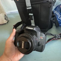 Canon EOS Rebel T7i 