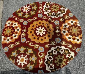 5’ Round Decorative Area Rug – Excellent Condition