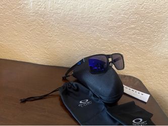 Oakley Holbrook