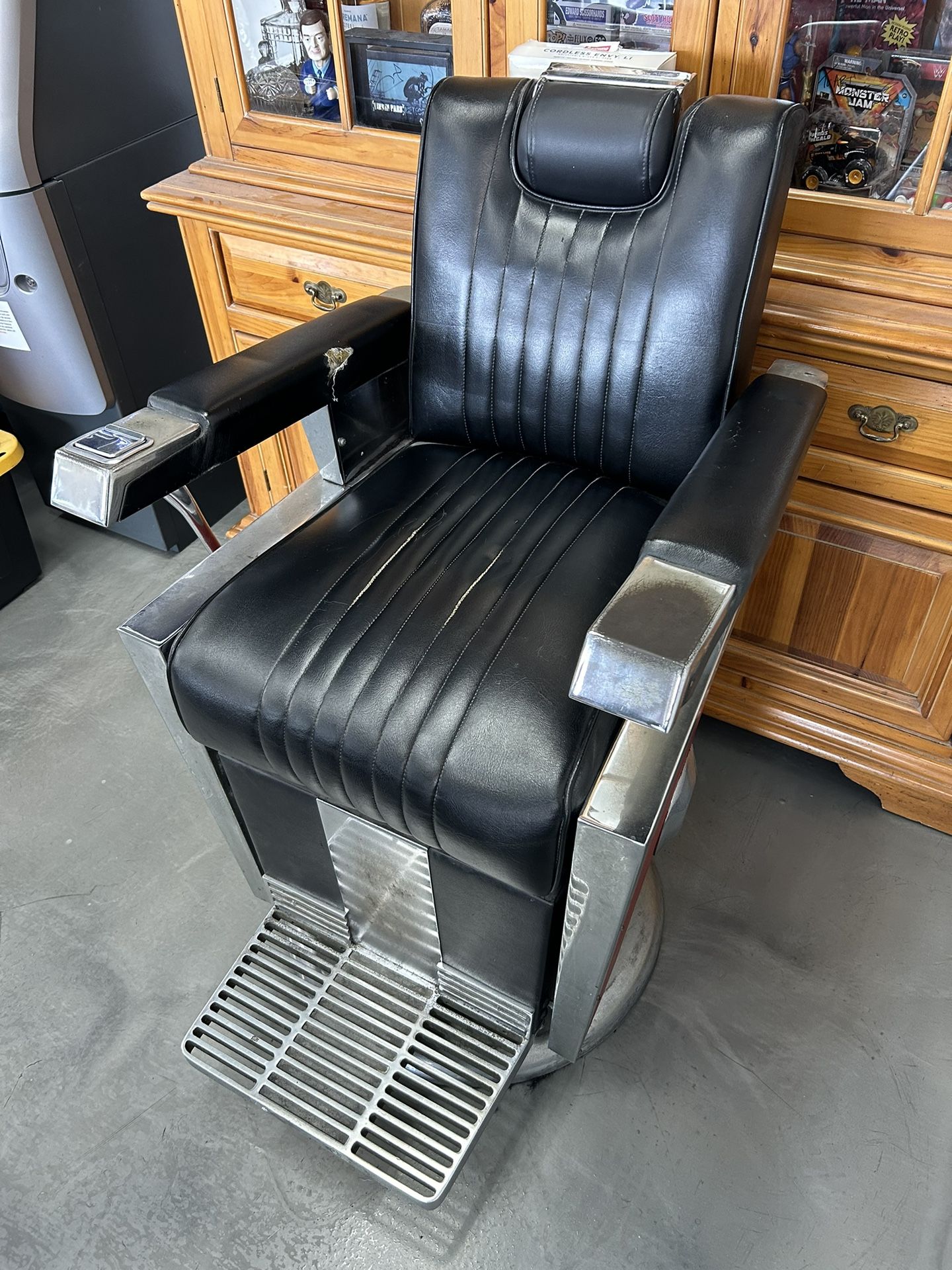 Emil J Paidar Barber Chair