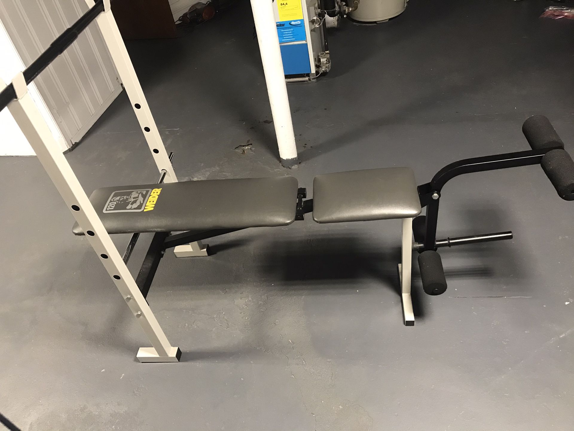 Weight bench with bar