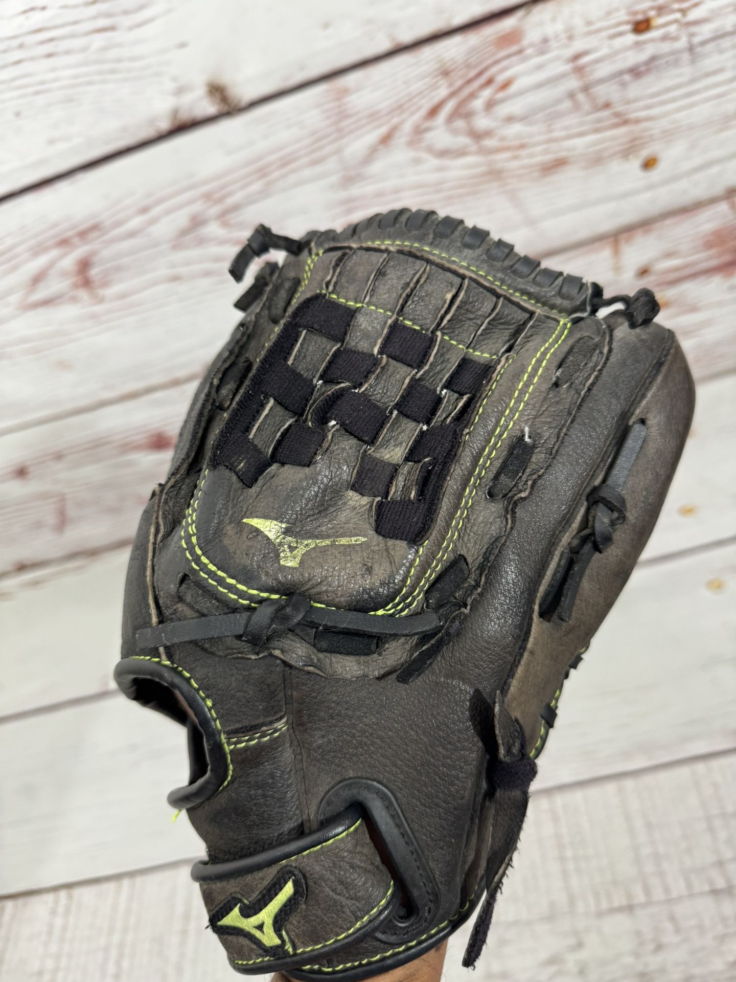 Softball glove