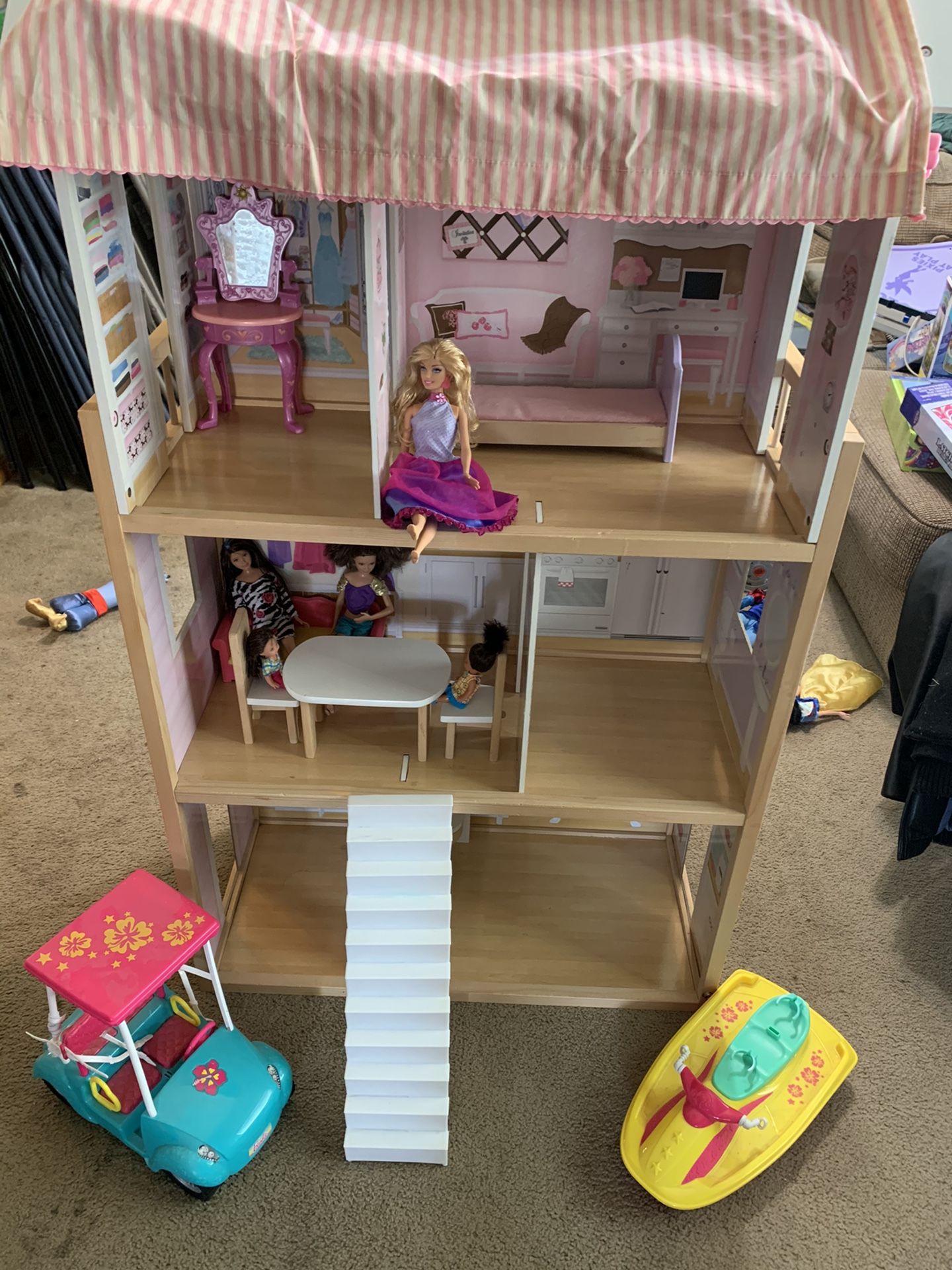 Doll House with a lot of dolls