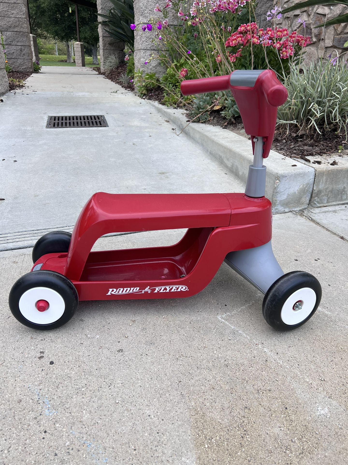 Radio Flyer Scoot 2 Scooter, Toddler Scooter or Ride On, For Kids Ages 1–4 Years, Red Ride On Toy, Large