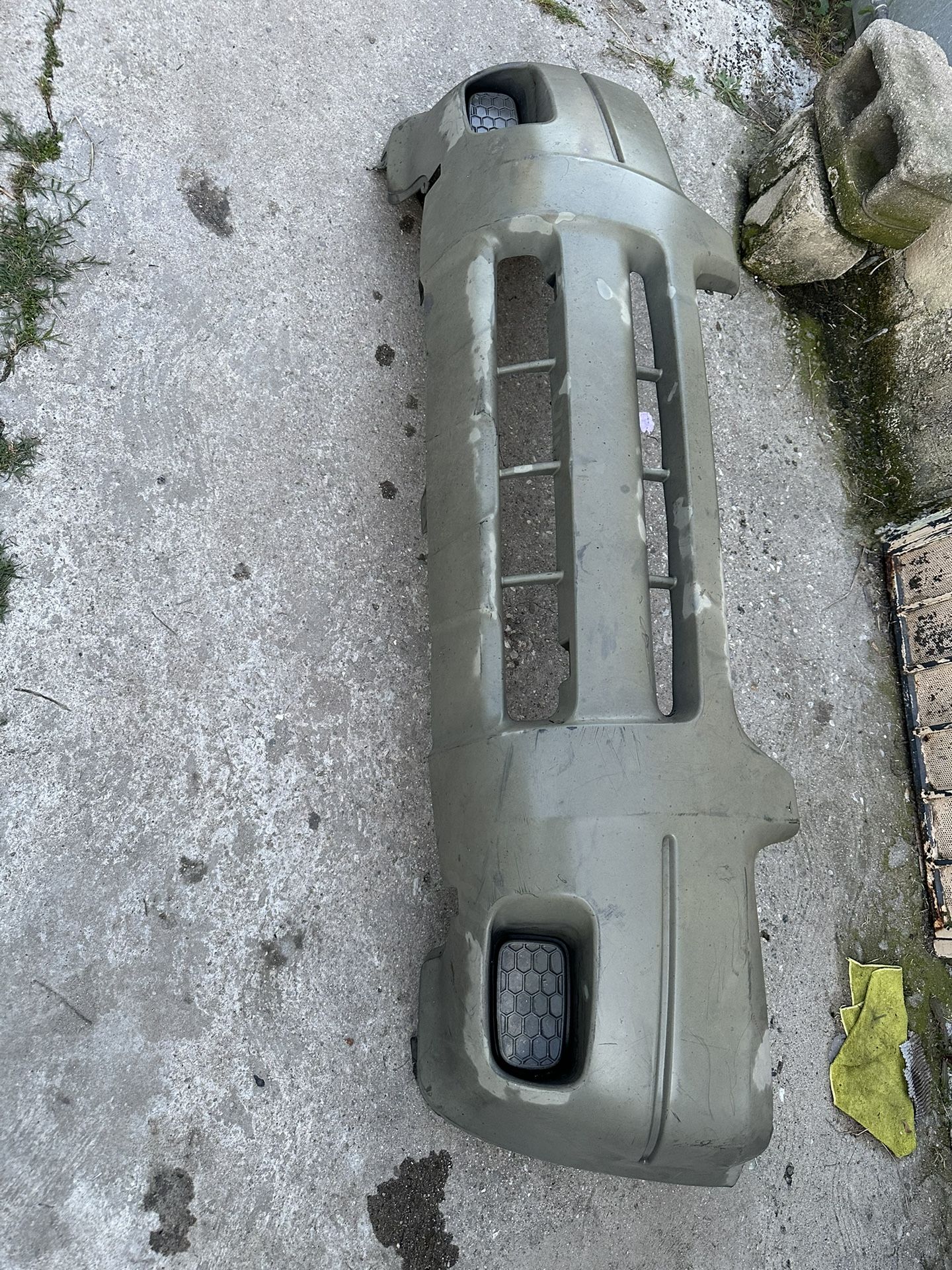 Ford Escape 01-04 front bumper cover without holes for fog lights