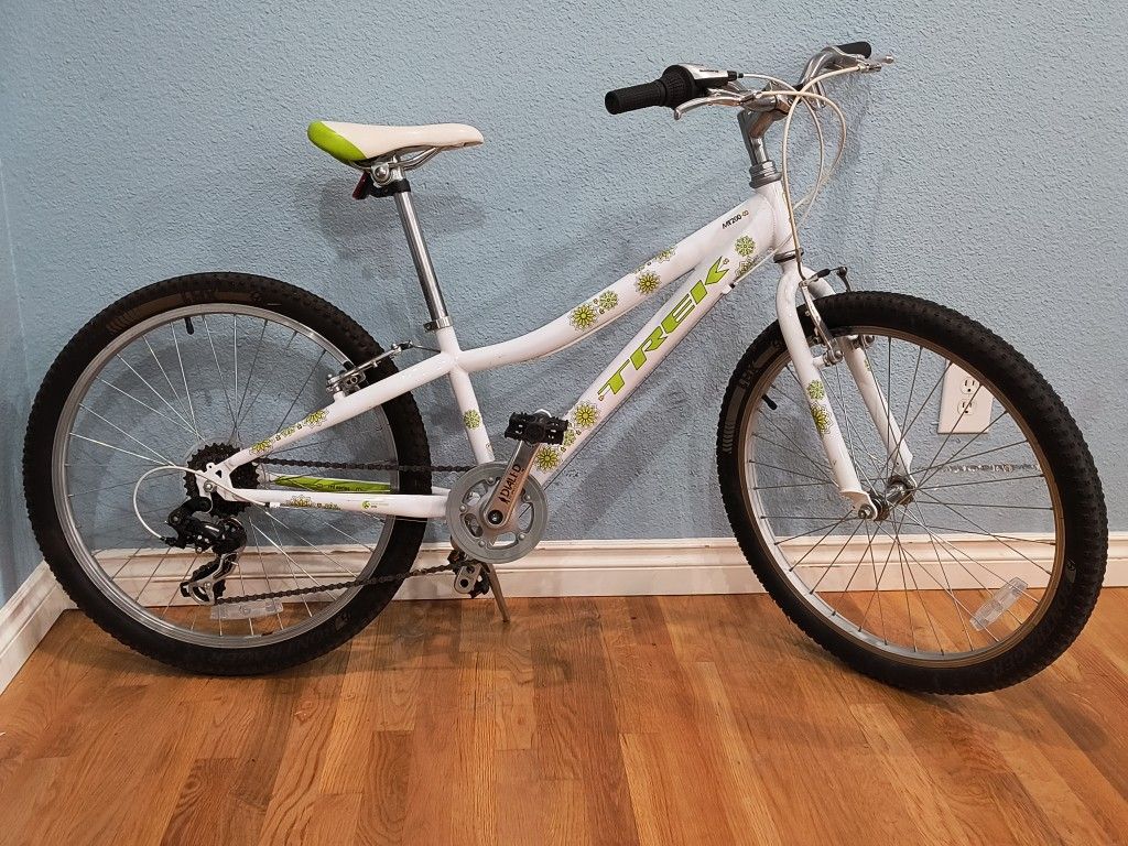 24" Trek MT200 Girls mountain bike with aluminum frame in Like New Condition.