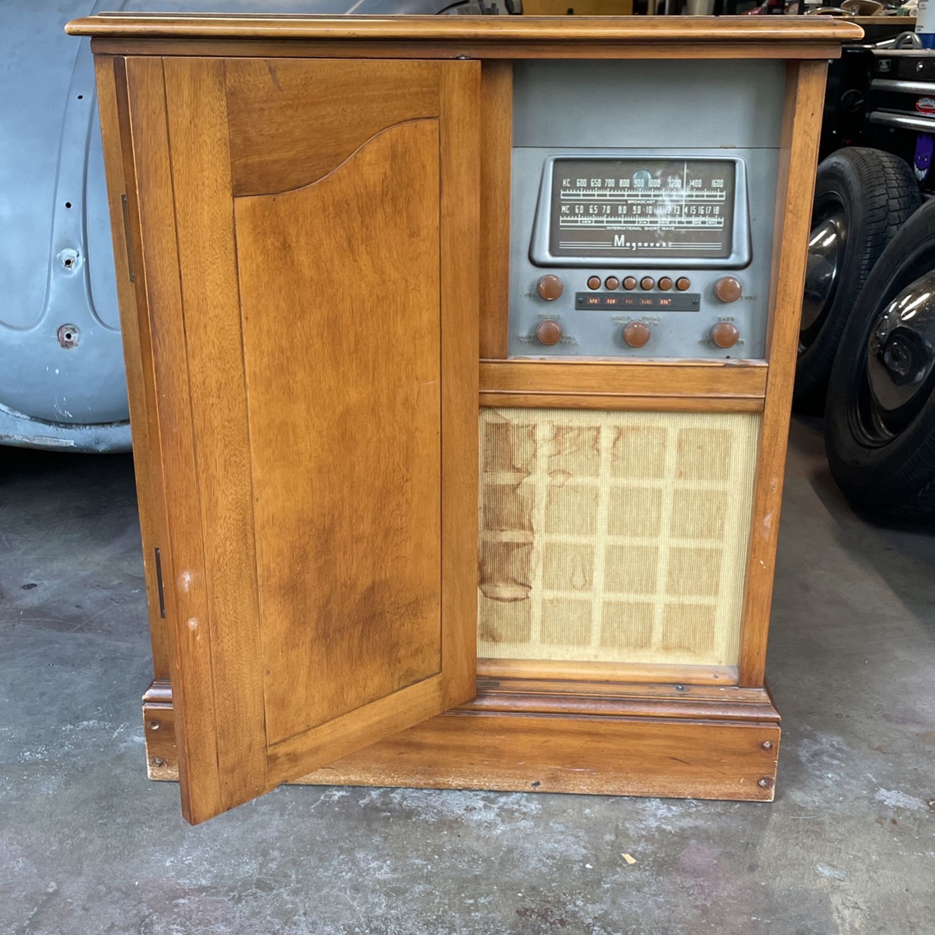 Vintage Magnavox record player cabinet, turns on but needs fine tuning clean unit.