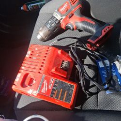 Milwaukee Drill And Batterie Charger. 
