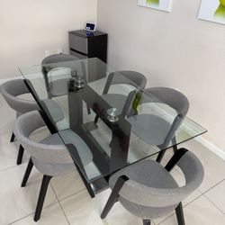 Dinin table with 6 chairs