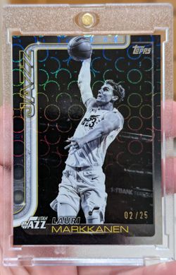 Lauri Markkanen 2/25 Topps NBA Basketball Card 2025/26 Black Friday Exclusive Blackout #129