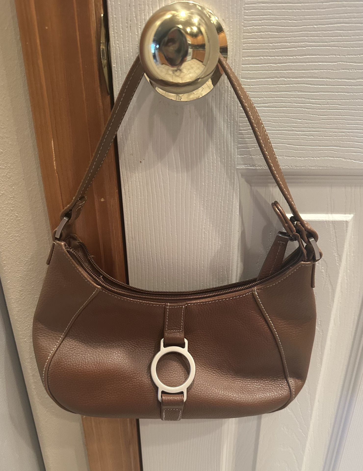 🤎 🆕 Mossimo Leather Purse Handbag This leather purse has never been used and is on the smaller size. Measures 11”L x 7”Hx3”W PU near Kennewick Walm