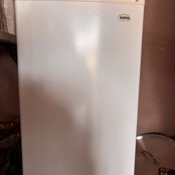sanyo mini fridge 