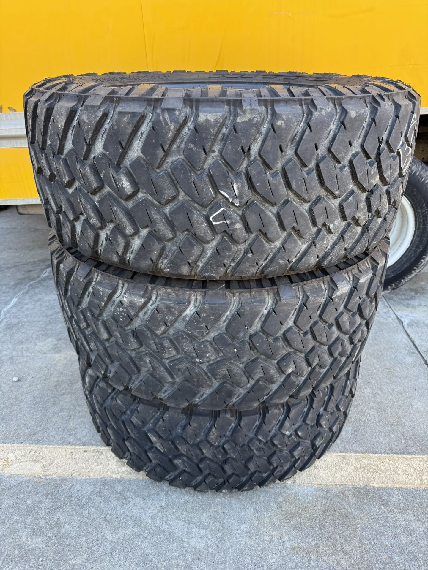 3 LT 37X13.50R22 NITTO