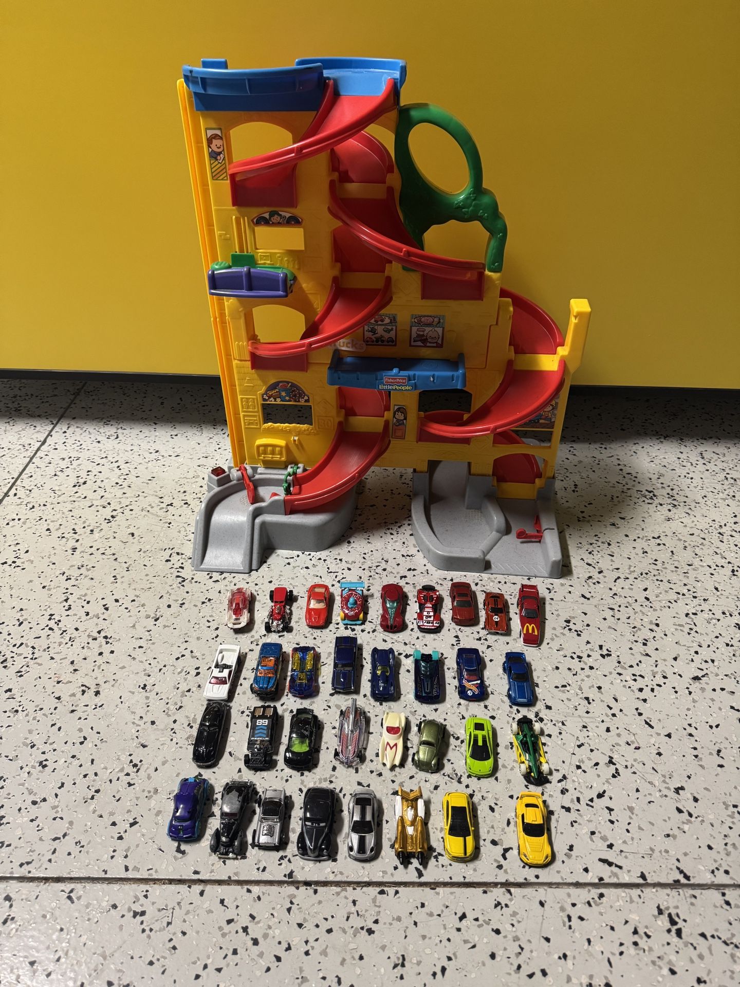 Fisher-Price Little People Wheelies Stand 'N Play Rampway With 33 Cars ...