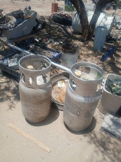 2 propane tanks forklift