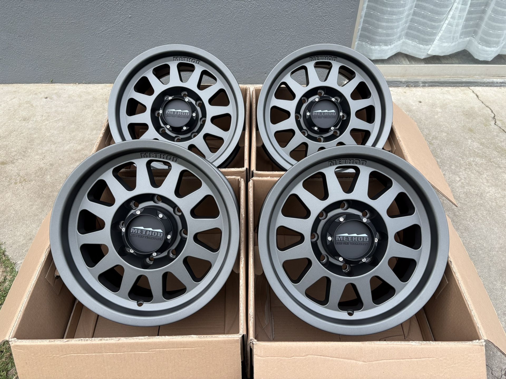 17” INCH METHOD MR704 BEAD GRIP SERIES MATTE TITANIUM FINISH OFF ROAD RACE WHEELS/RIMS 8x170 FITMENT
