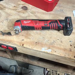 M12 Milwaukee Oscillating  Saw With Battery And Charger