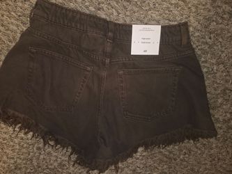H&M Frayed Denim Shorts
SIZE 4 (NEW)