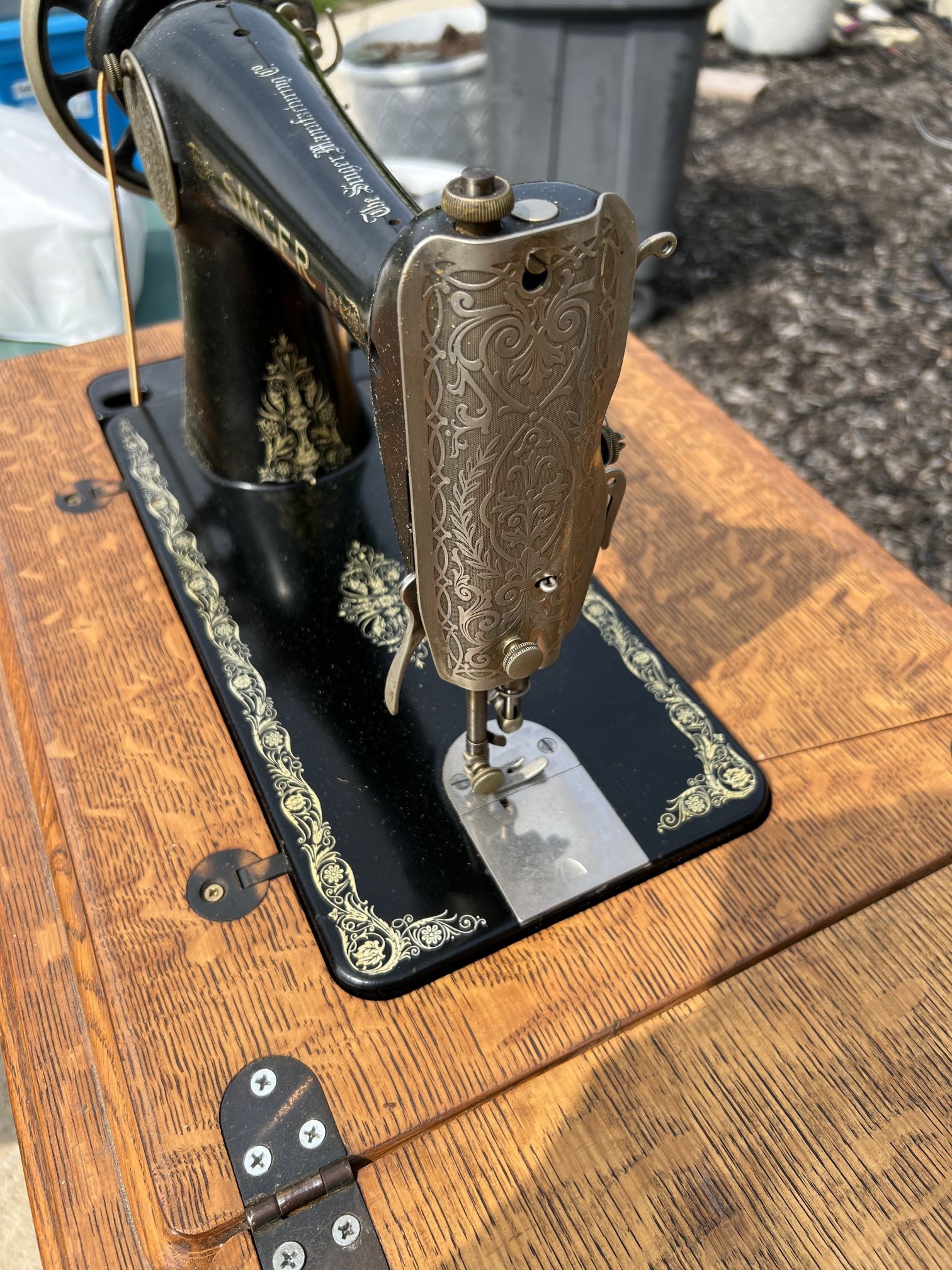 Antique Singer Sewing Machine With Wooden Cabinet