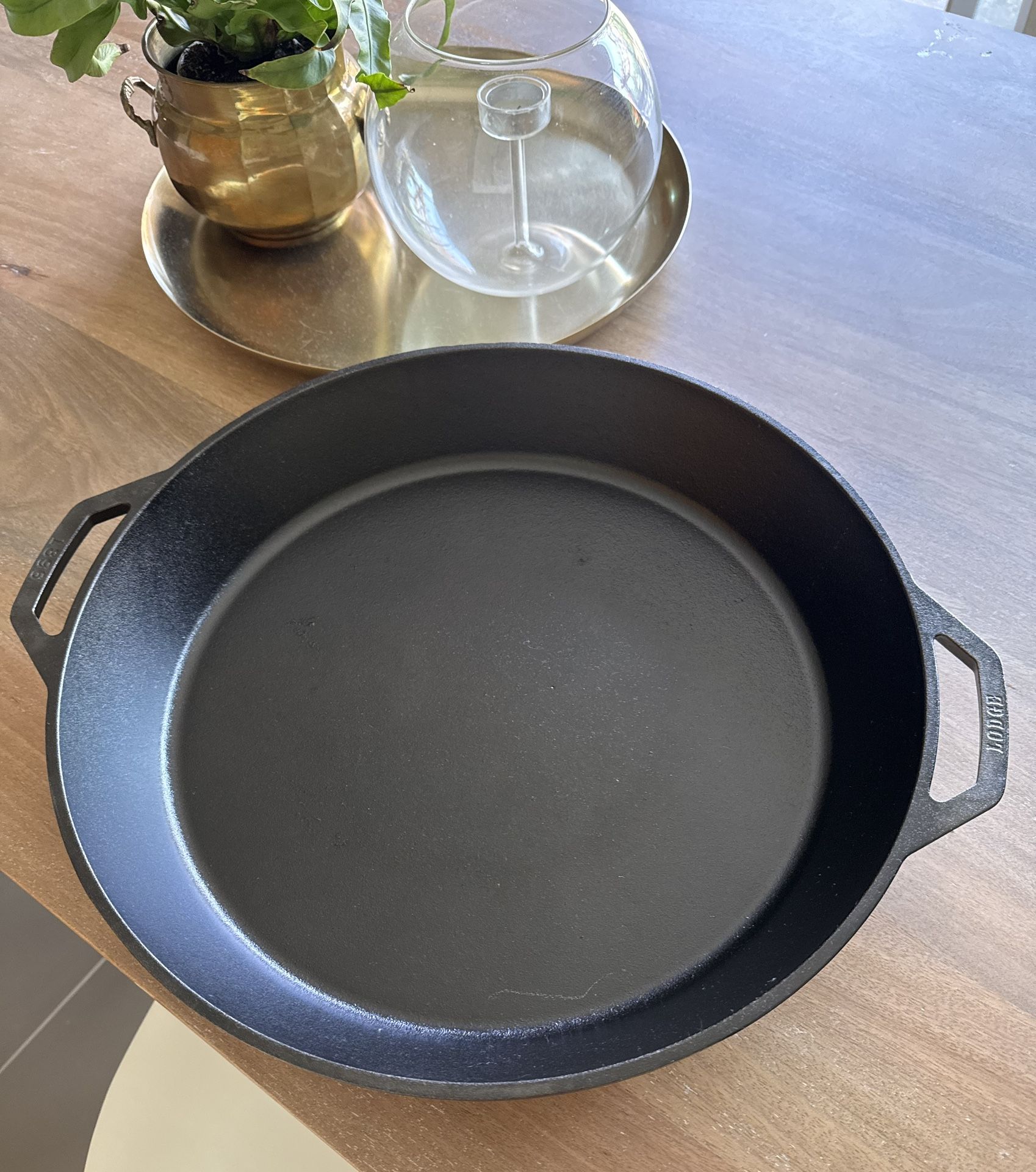 Lodge 17-inch dual-handled skillet