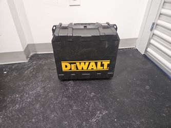 USED DEWALT DW369 CIRCULAR SAW WITH ELECTRIC BRAKE HARD PLASTIC BOX AND EXTRA BLADE