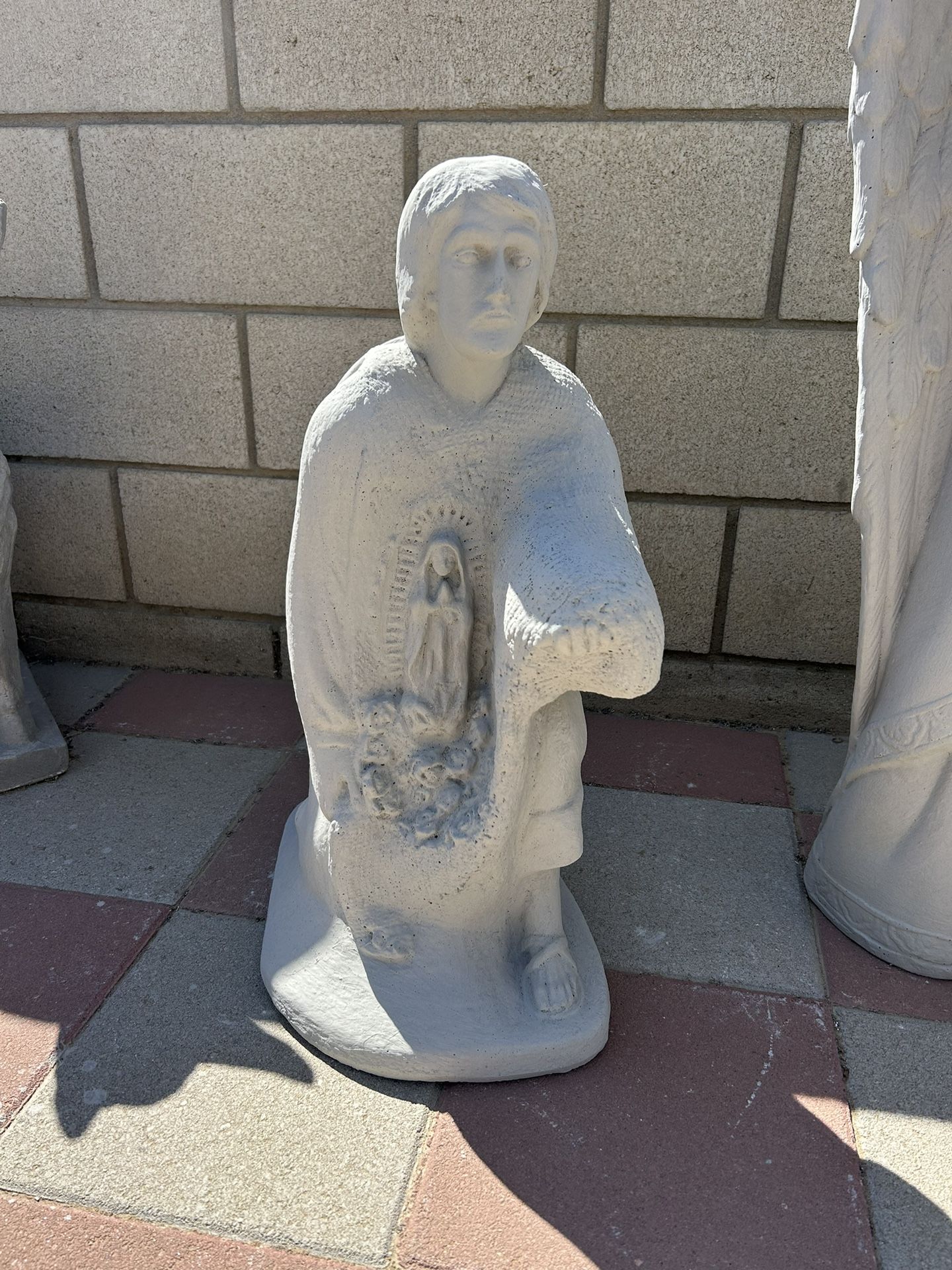 Nuevo Juan Diego Con La Virgen De Guadalupe Hecha De Cemento