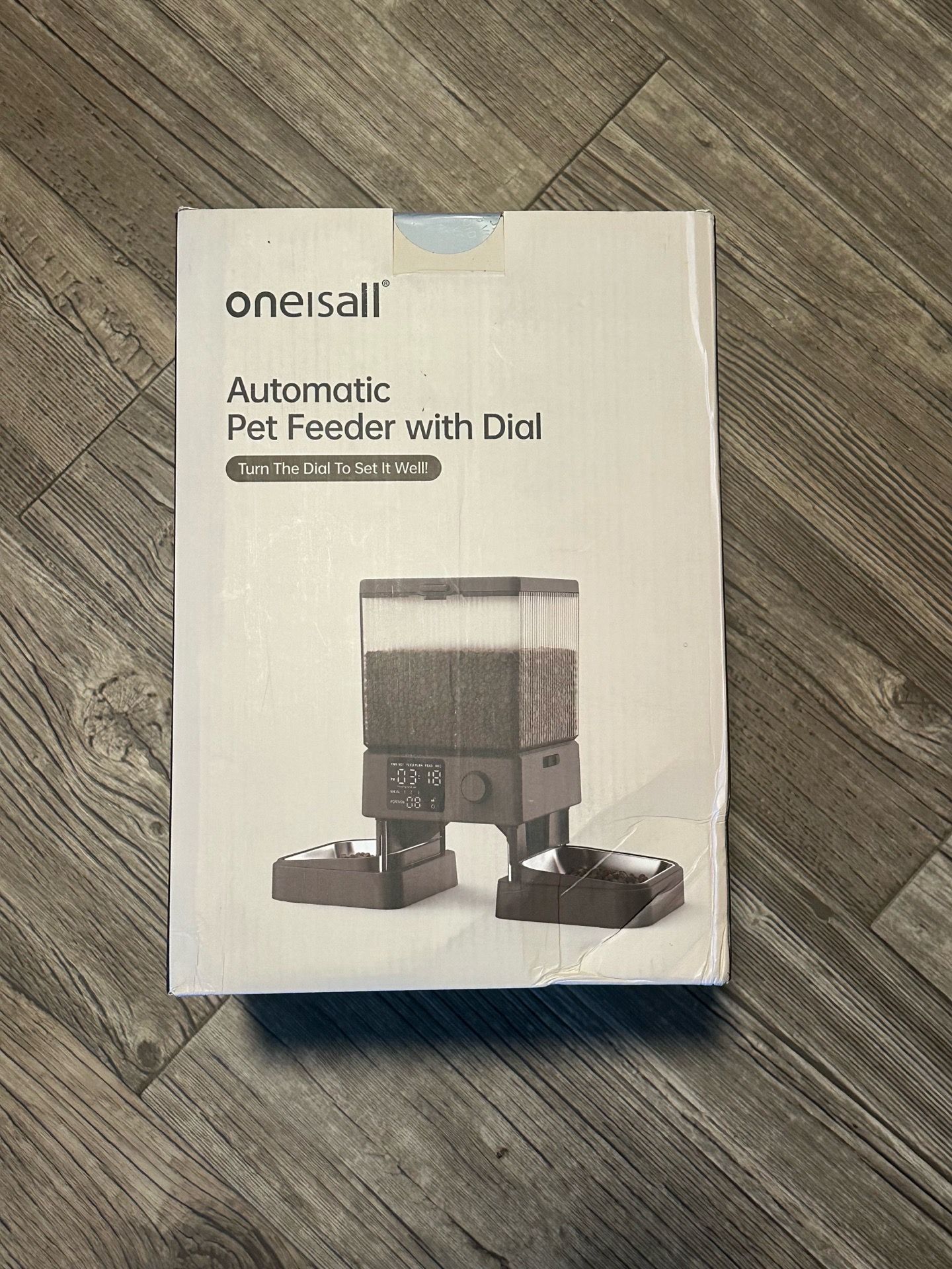 Automatic pet feeder with dial
