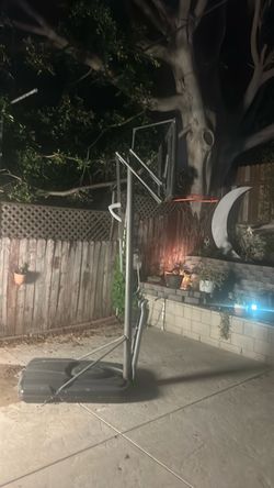 Adjustable basketball hoop