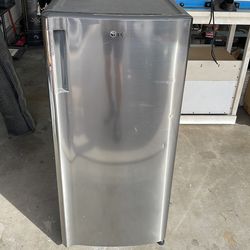 LG 6 CU FT Refrigerator with inverter compressor