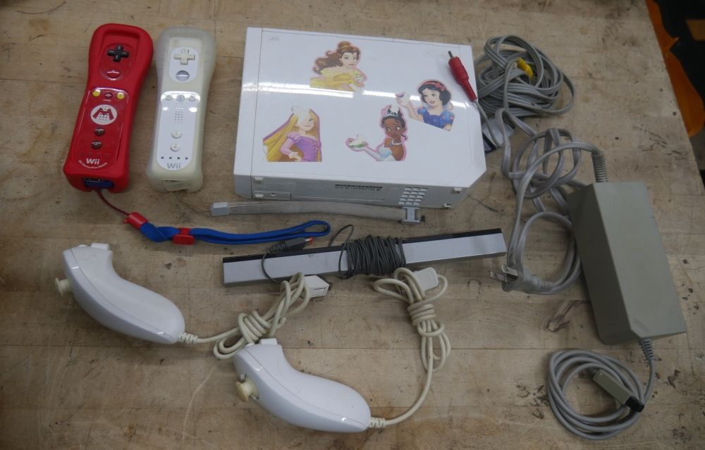 Nintendo Wii RVL-001 white 2 controllers w 2 nun chucks cables pre owned 887560-1