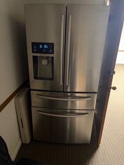 Samsung refrigerator. Works like new. One year warranty included.