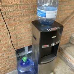 Whirlpool Water Dispenser with 2 water jugs